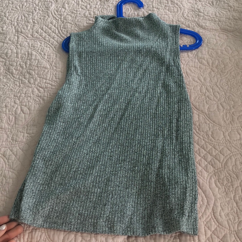 Sleeveless turtleneck